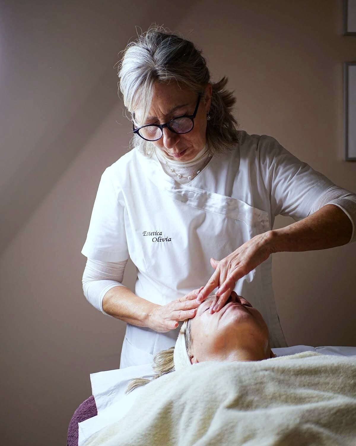 Un'estetista del centro al lavoro in cabina