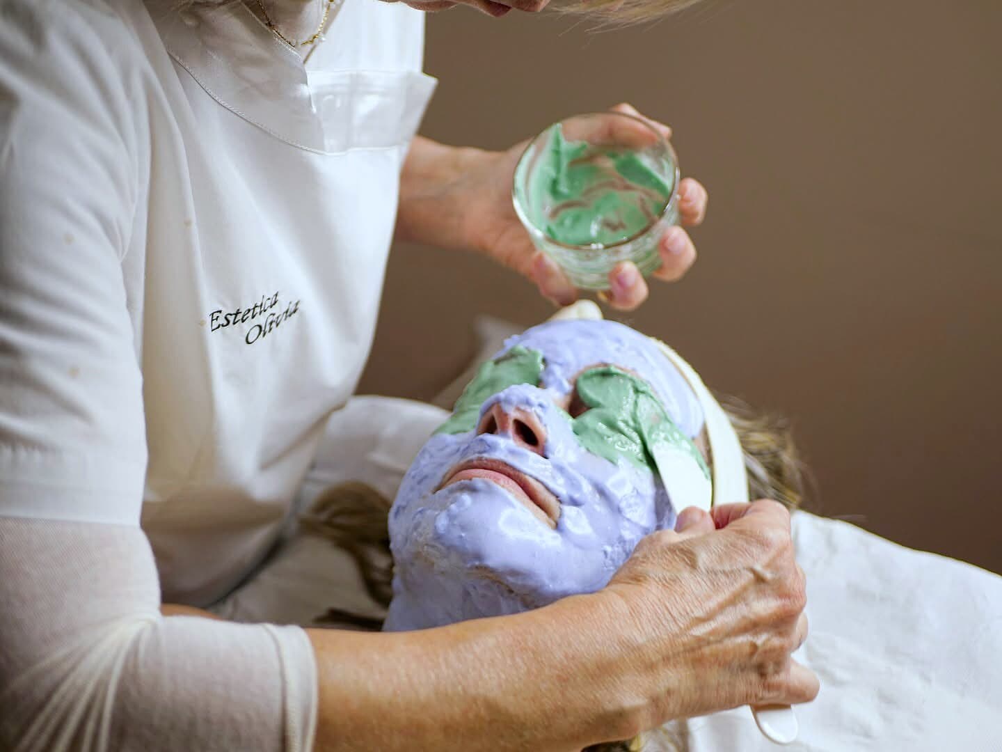 Una cliente distesa con la maschera verde sul viso